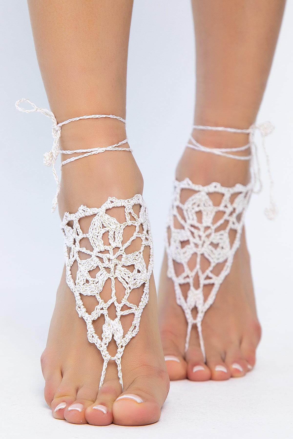 Барефуты Вязанные украшения на ноги (бело-золотой) БФ05